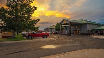 Yellowstone River Inn and Suites