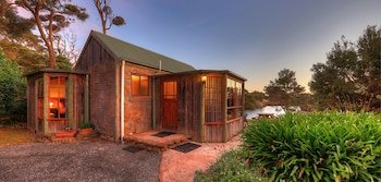 Stanley Lakeside Spa Cabins
