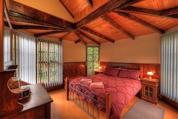 Stanley Lakeside Spa Cabins
