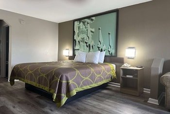 Super 8 by Wyndham Monroe