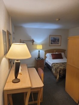 Queens Lodge Motel & Apartments