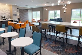 La Quinta Inn & Suites by Wyndham Sulphur