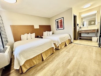 Days Inn & Suites by Wyndham Arlington Near Six Flags