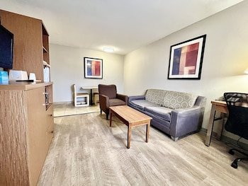 Days Inn & Suites by Wyndham Arlington Near Six Flags