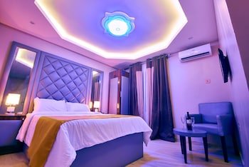 Double M Exquisite Lounge And Suites