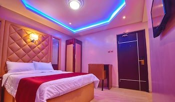 Double M Exquisite Lounge And Suites