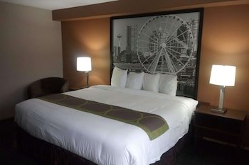 Super 8 by Wyndham Lynnwood