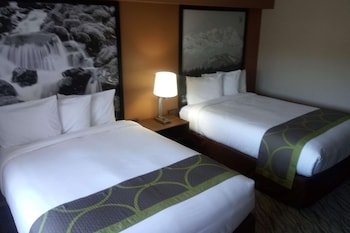 Super 8 by Wyndham Lynnwood