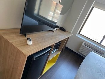 Days Inn & Suites by Wyndham Jamaica JFK Airport