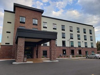 Cobblestone Hotel & Suites