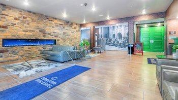 Cobblestone Hotel & Suites