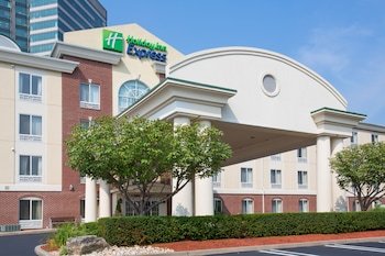 Holiday Inn Express & Suites Tower Center New Brunswick