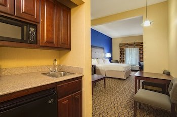 Holiday Inn Express & Suites Tower Center New Brunswick