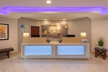 Holiday Inn Express Hotel & Suites