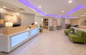 Holiday Inn Express Hotel & Suites