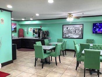 Super 8 by Wyndham Riverside/Kansas City