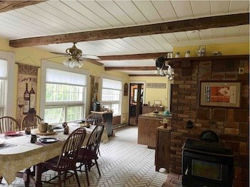 Admiral Peary Inn