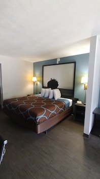 Super 8 by Wyndham Dania/Fort Lauderdale Arpt