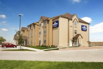 Microtel Inn & Suites by Wyndham Kenedy