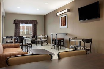 Microtel Inn & Suites by Wyndham Kenedy
