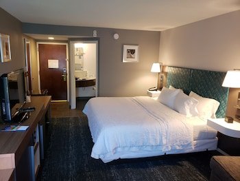 Hampton Inn & Suites Newtown