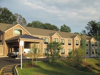 Red Carpet Inn And Suites Monm