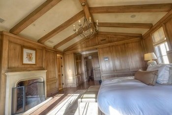 Chateau D' Renaitre - Carmel-By-The-Sea