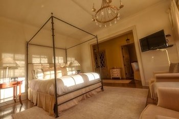 Chateau D' Renaitre - Carmel-By-The-Sea