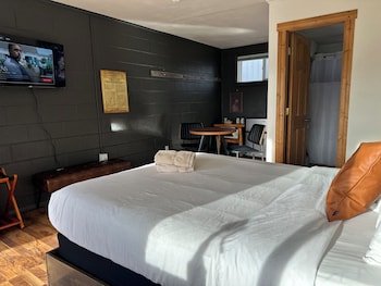 Elk Antler Inn