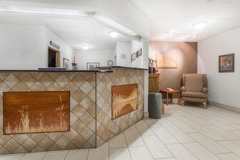Super 8 by Wyndham Dauphin