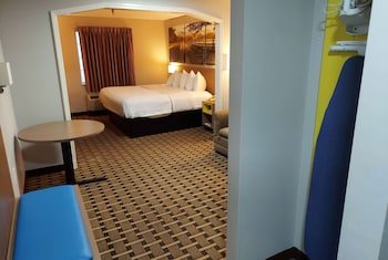 Days Inn & Suites by Wyndham Huntsville