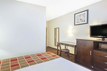 Travelodge by Wyndham Romulus Detroit Airport