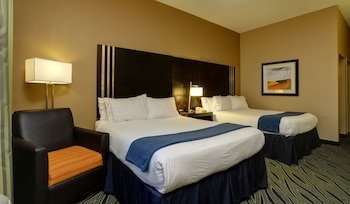 Holiday Inn Express & Suites Midwest City
