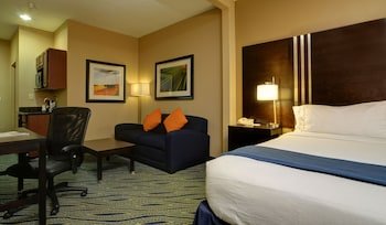 Holiday Inn Express & Suites Midwest City
