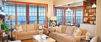 Elizabeth Pointe Lodge