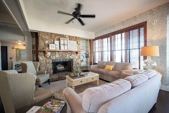 Elizabeth Pointe Lodge