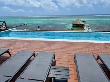 Sandbar Beachfront Hostel & Restaurant