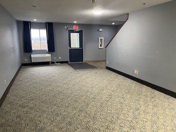 Days Inn & Suites by Wyndham Williamsburg IA North