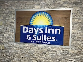 Days Inn & Suites by Wyndham Williamsburg IA North