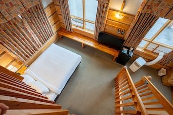 Basecamp  Lodge Golden