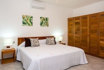 Louisa Aparthotel