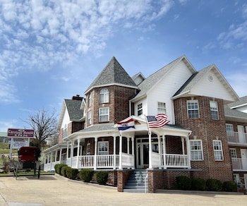 Carriage House Inn