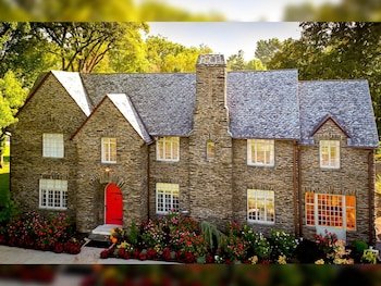 The Manor On Front Bed and Breakfast