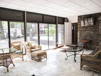 The Manor On Front Bed and Breakfast