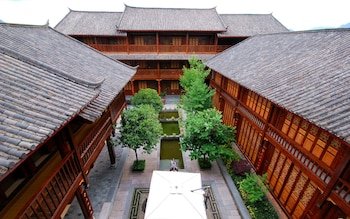 Lijiang Golden Path Hospitality Hotel