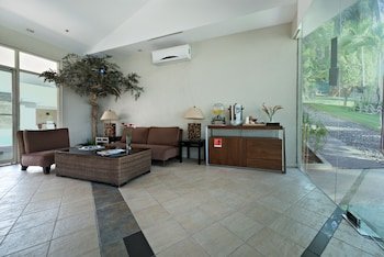 Court Meridian Hotel & Suites