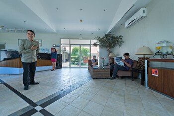 Court Meridian Hotel & Suites