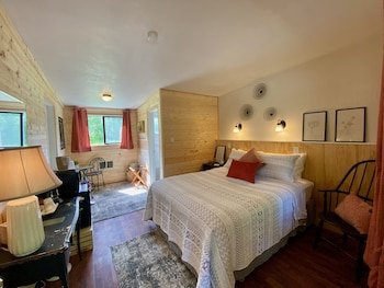 Emerald Valley Inn