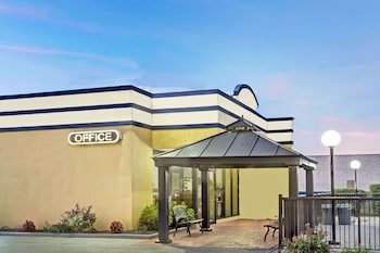 Days Inn by Wyndham Norfolk Military Circle