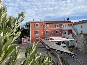 Bed & Breakfast L D